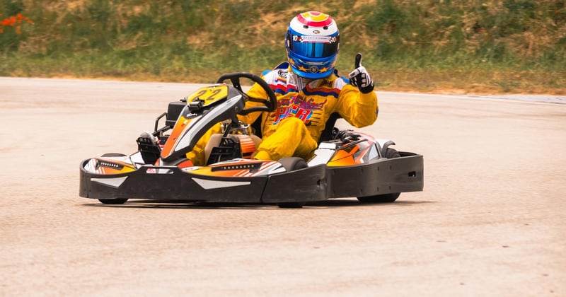 Choisir son casque de karting : taille, normes et conseils essentiels