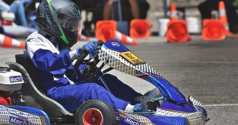 Négocier un virage serré en karting sans perdre de vitesse : les secrets des pros